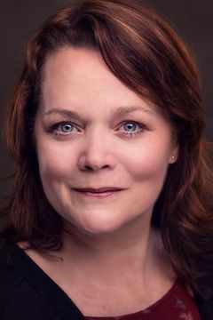 Kathleen Warner Yeates interpreta Evelyn