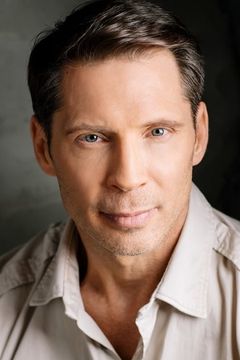 Cameron Park interpreta Simon