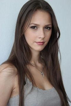 Alexandra Poiana interpreta Vivien