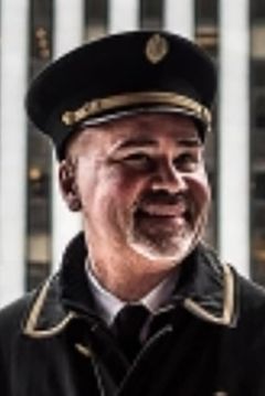 Freddy J. Davila interpreta Plaza Hotel Doorman
