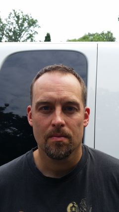 Bob Roseman interpreta Josh's Prison Guard
