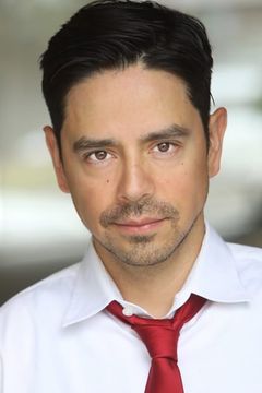 Alex Ruiz interpreta Alejandro Hernandez