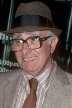 Charles Scorsese interpreta Senior Citizen (uncredited)