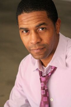 Rolando Boyce interpreta Drew