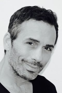 Christian Maelen interpreta Cop #4