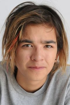 Lyle Reginald interpreta Junior Guy