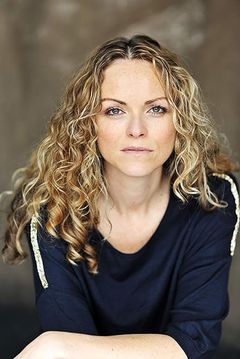 Anna-Louise Plowman interpreta Meredith Van Aken