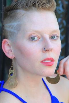 Chrissie Carpenter interpreta Donna Straniera