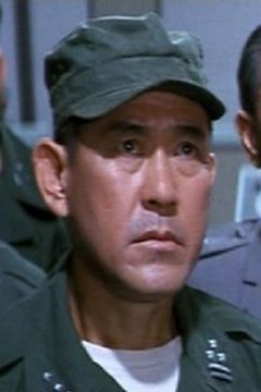 Mitsuo Tsuda interpreta Executive Police Officer (uncredited)