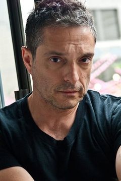 Romano Orzari interpreta Nicky