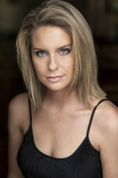 Emma Fenton interpreta Ellie Aarons