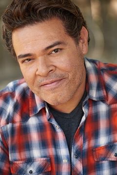 Frank Gallegos interpreta Federale Lieutenant