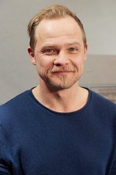 Matthias Koeberlin interpreta Decorated Officer