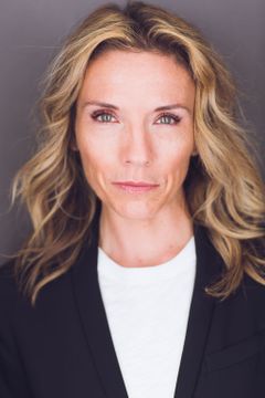 Caroline Whitney Smith interpreta Police Officer