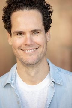 David Neher interpreta Additional Voices (voice)