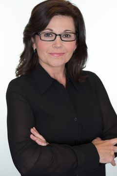Janet Ivey interpreta Newscaster #5