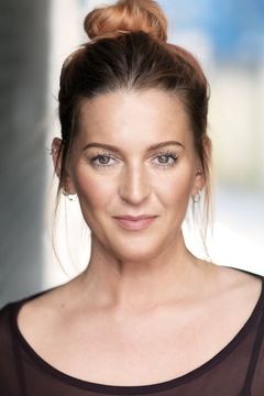 Jemma Alexander interpreta Housewife
