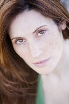 Jennifer Pfalzgraff interpreta Nurse