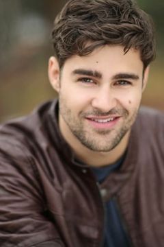 Cody Kearsley interpreta Dajon