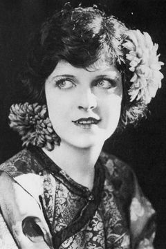 May McAvoy interpreta Woman in crowd (uncredited)