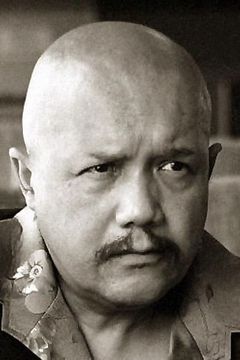 Khigh Dhiegh interpreta Bald Actor Playing Thug
