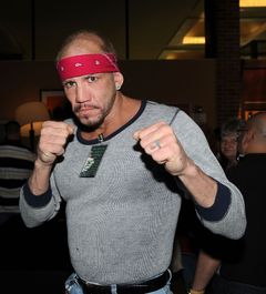 Tommy Morrison interpreta Dave - Resistance Fighter (uncredited)