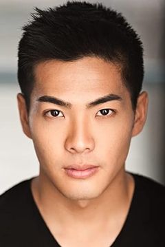 Derek Kwan interpreta Scott