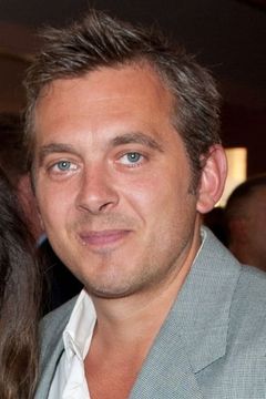 Nolan Hemmings interpreta Charles 'Chuck' Grant