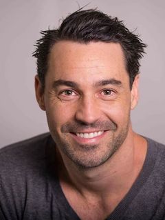 Troy Coward interpreta Extra