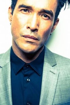 Tig Fong interpreta Philip