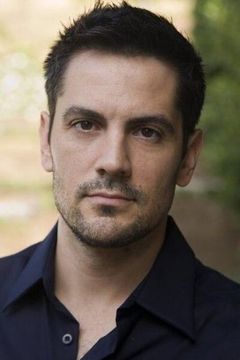 Michael Landes interpreta Peter Turner