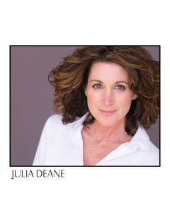 Julia Deane interpreta Joan
