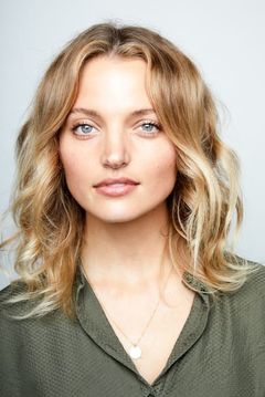 Amanda Booth interpreta Secretary