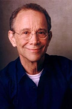 Joel Grey interpreta Beagle