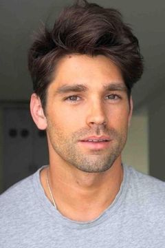 Justin Gaston interpreta Levi Johnston