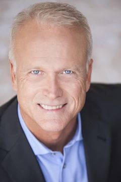 David Clyde Carr interpreta Local Newscaster