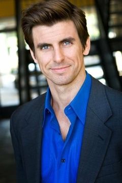 Cooper Barnes interpreta Ray Manchester/Captain Man