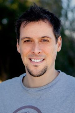 Joel Heyman interpreta Male