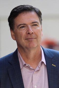 James Comey interpreta Self (archival footage)