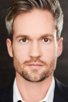 Kyle David Pierce interpreta Gotham Stock Trader (uncredited)