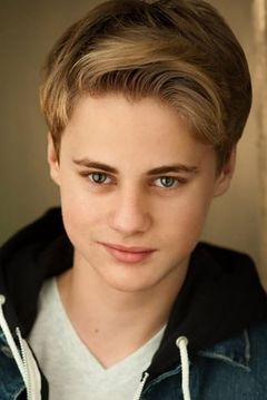 Mitchell Kummen interpreta Young Dax