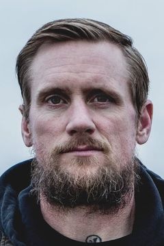 Mike Vallely interpreta Skater
