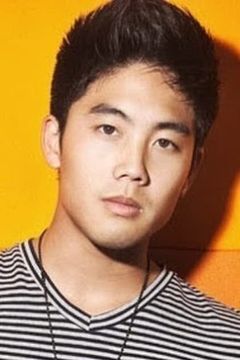 Ryan Higa interpreta Dustin Cotchin