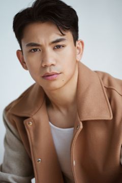 Vince Song interpreta Caleb