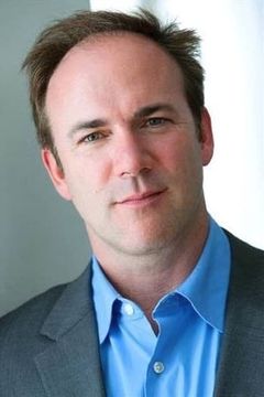 Matthew Lawler interpreta Officer Arbuckle