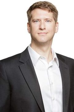 John Charles Harnett interpreta Police Officer