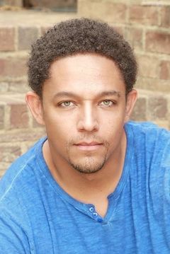 Curtis Lyons interpreta Logan