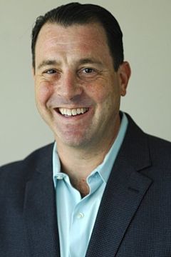 Phil Latzman interpreta Kevin Branson - TV Announcer #2