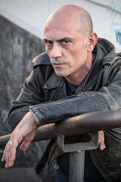 Gabriele Guerra interpreta Police Escort Agent (uncredited)