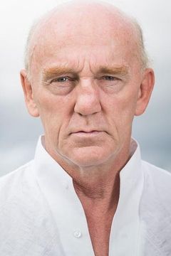 Romuald Klos interpreta Mikhail Popovic